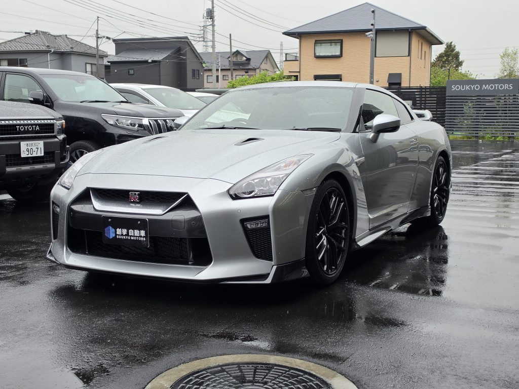 雨上がりの店頭に滑り込んだ一台。アルティメイトメタルシルバーの深み