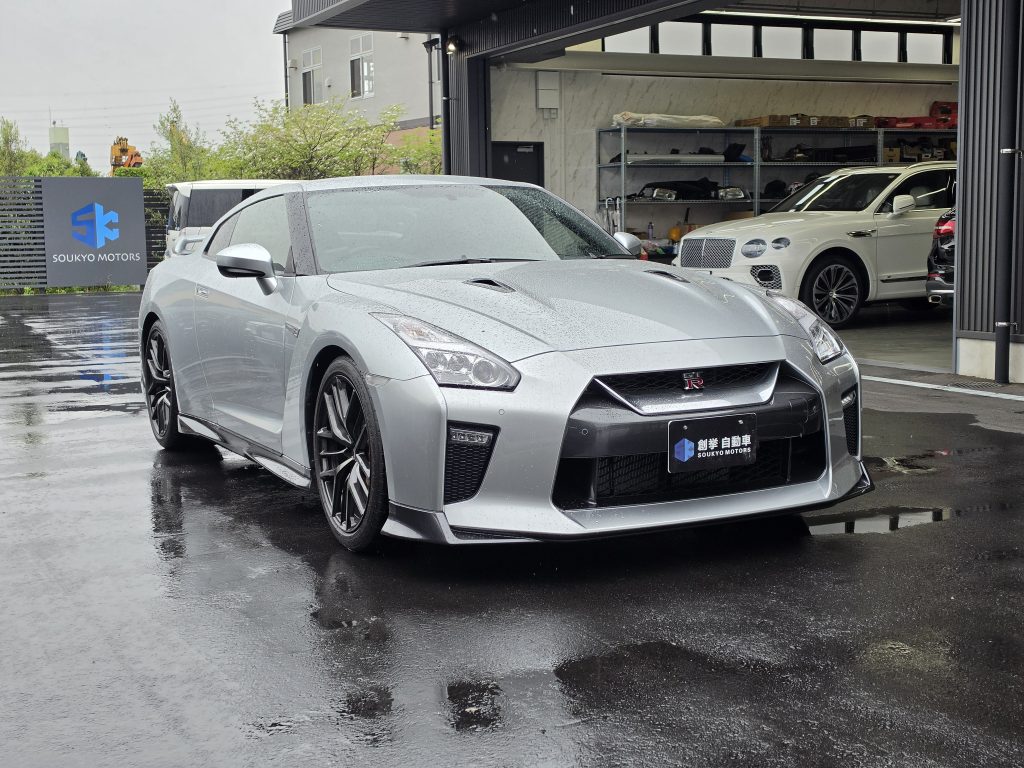 ショールーム入口にて。背景に SOUKYO MOTORS のサイン