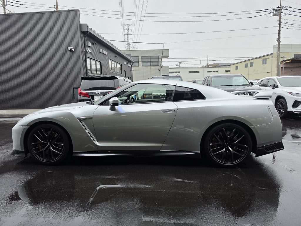 サイドプロファイル（左）。20インチRAYS鍛造ホイールが映える