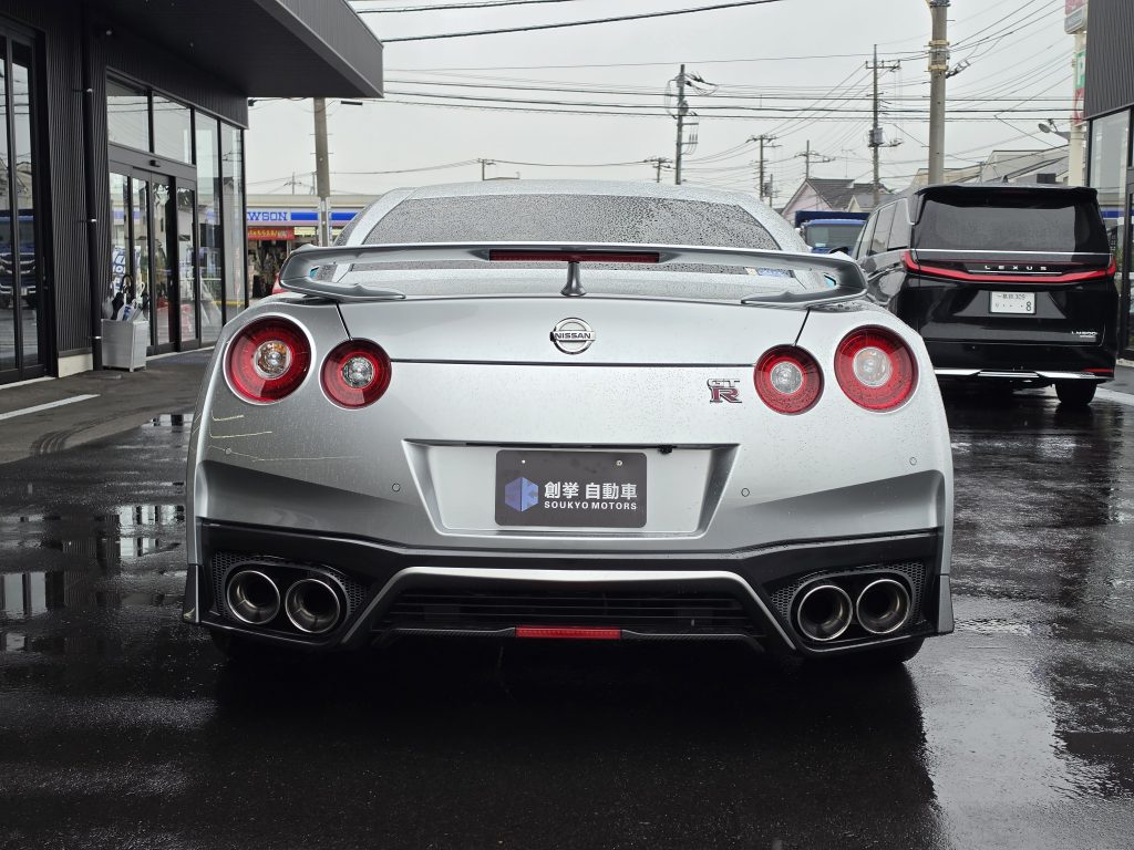 リア真正面。中央のGT-Rエンブレムが際立つ