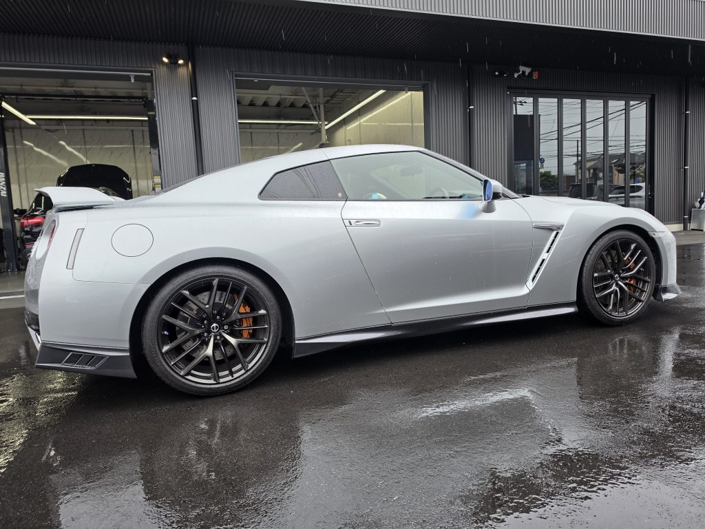 サイドプロファイル（右）。低く構えたシルエット