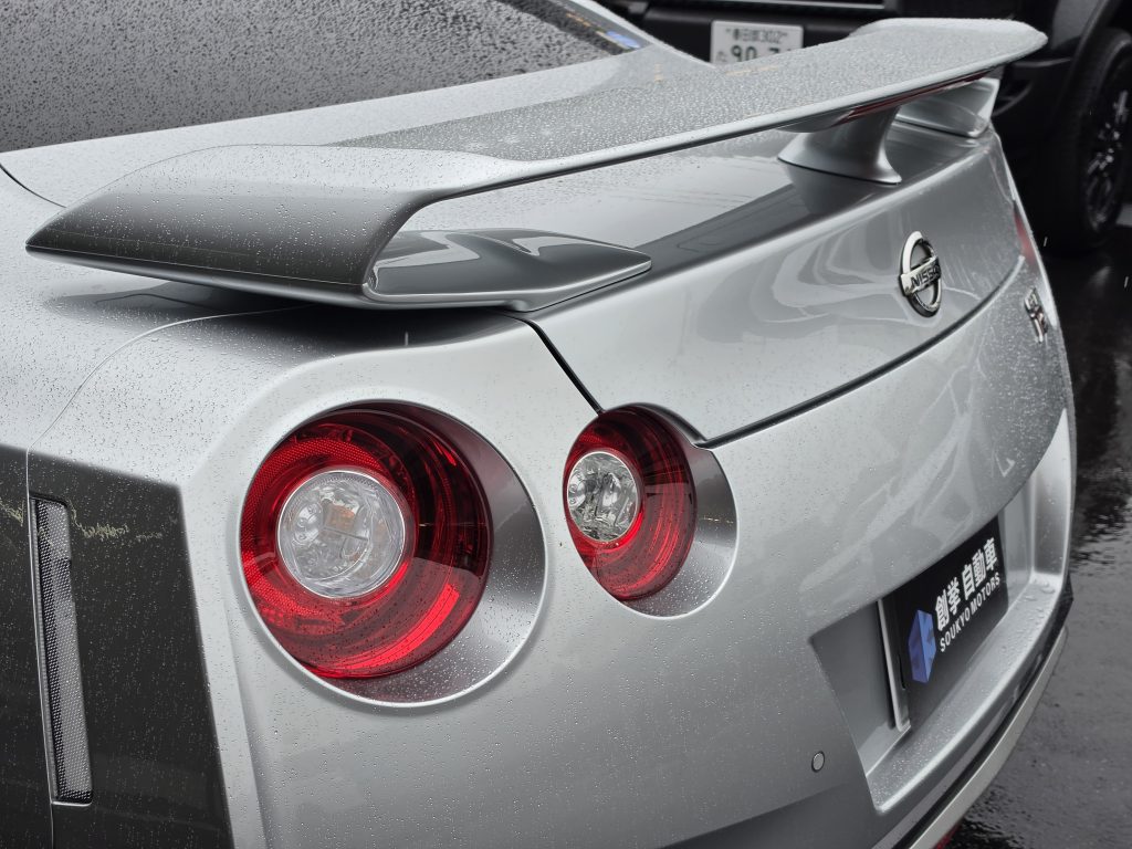 リアウイングと丸2灯テールランプの造形美