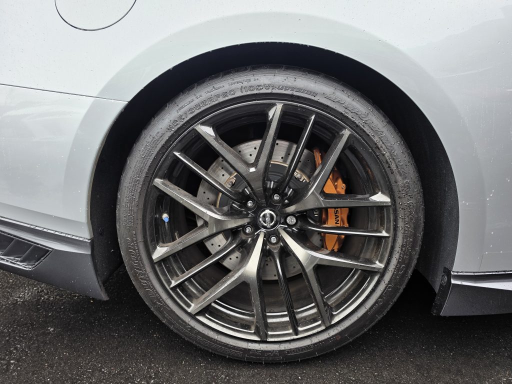 20インチホイール越しに覗くオレンジのブレンボキャリパー