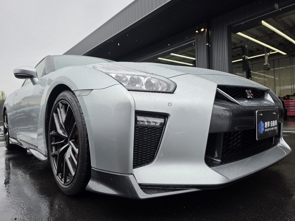 ローアングルのフロント3/4。スーパーカーらしい構え