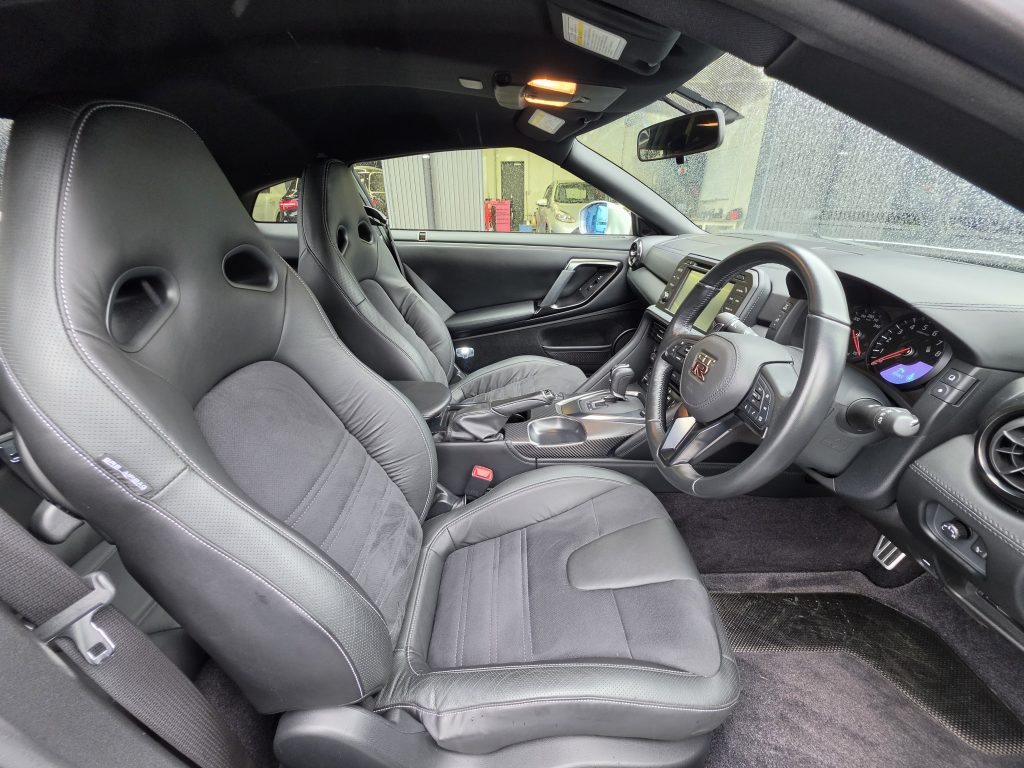 コックピット全景。8インチタッチパネル＋GT-Rロゴステアリング