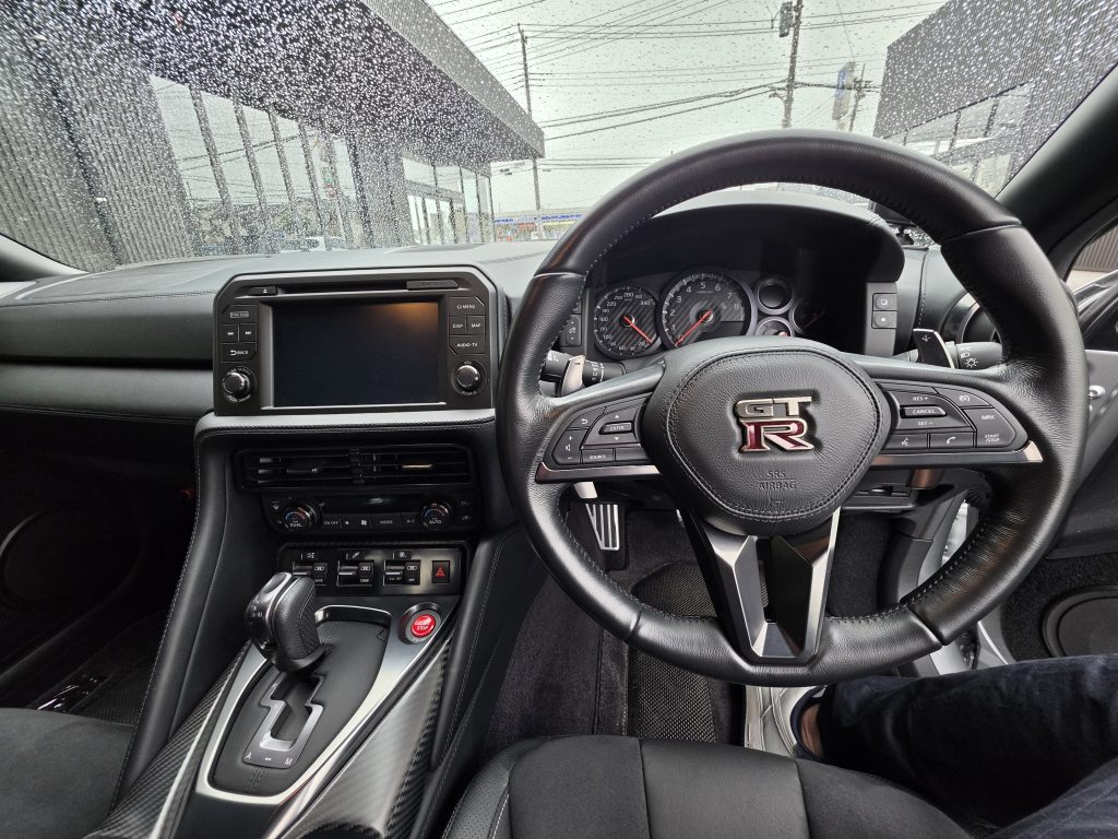 ドライバーシート。アルカンタラの質感